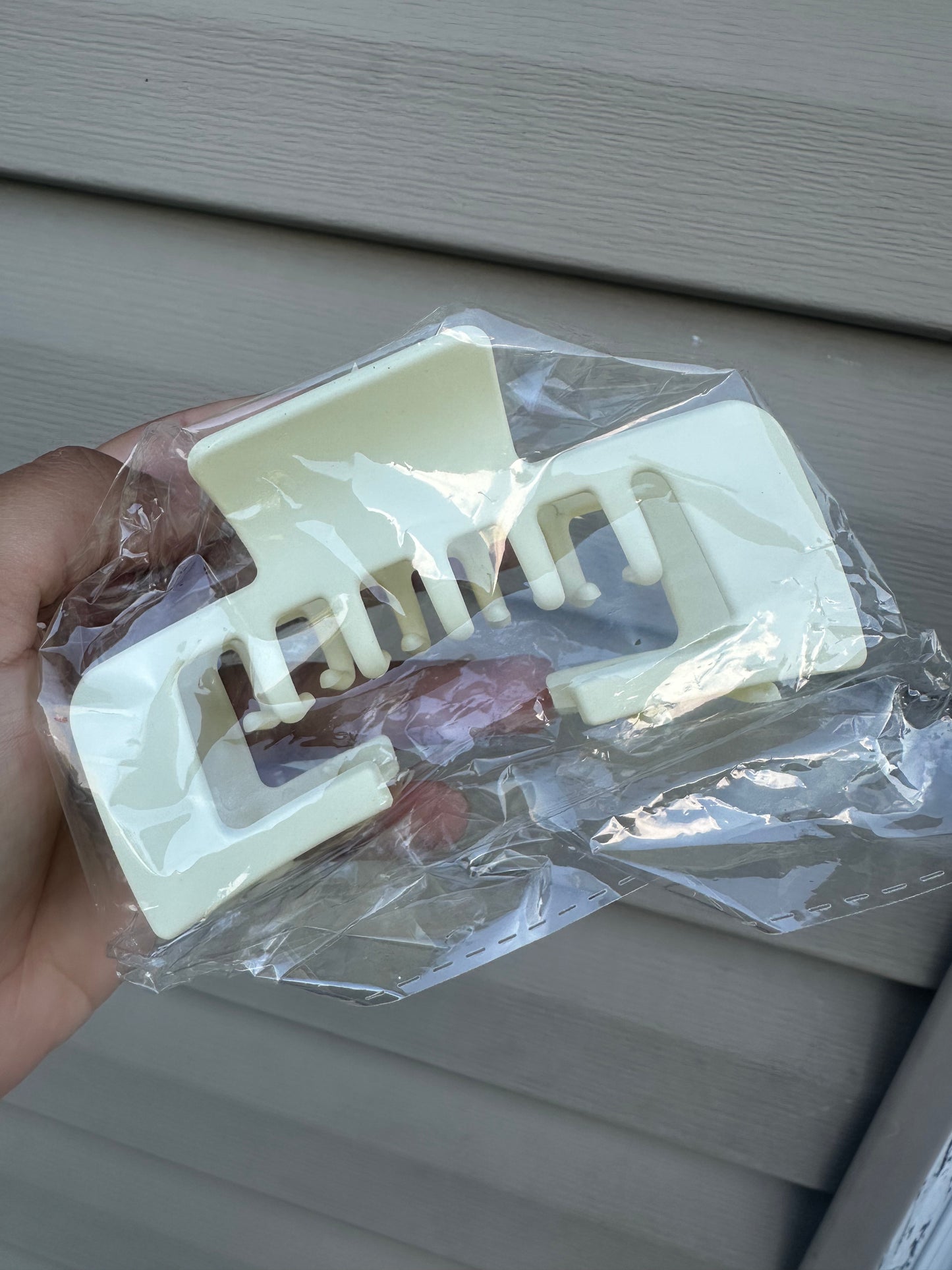 Hat clip- cream