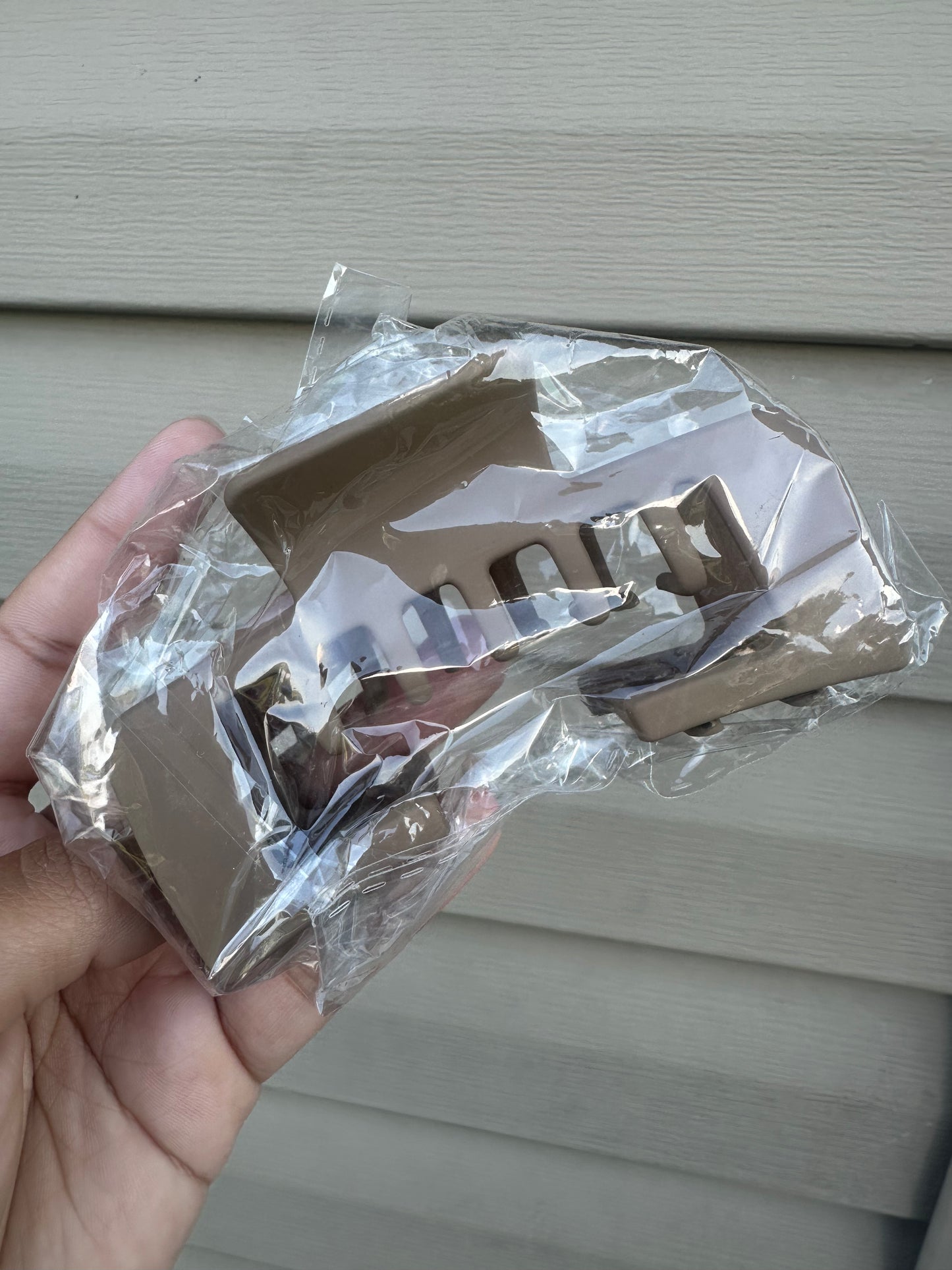 Hat clip- brown